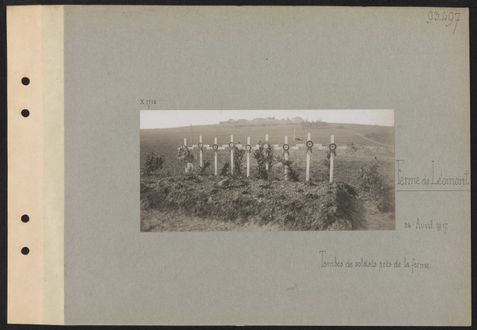 Ferme de Léomont. Tombes de soldats près de la ferme