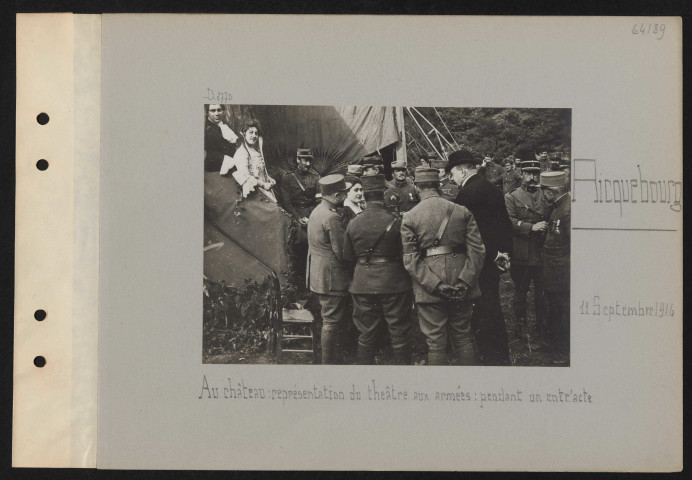Ricquebourg. Au château : représentation du théâtre aux armées : pendant un entr'acte