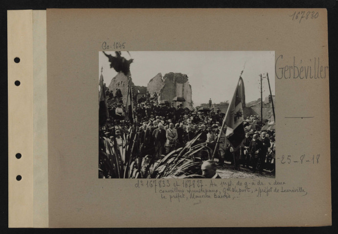 Gerbéviller. Cf. n° 167833 et 167827. Au premier plan, de gauche à droite : deux conseillers municipaux, général Duport, sous-préfet de Lunéville, le préfet, Maurice Barrès, …