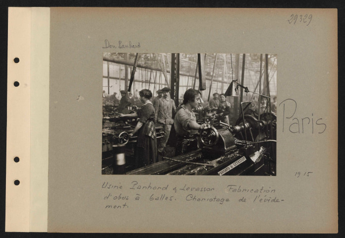 Paris. Usine Panhard et Levassor. Fabrication d'obus à balles. Chariotage de l'évidement