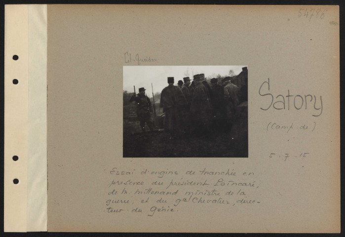 Satory (camp de). Essai d'engins de tranchée en présence du président Poincaré, de M. Millerand ministre de la guerre, et du général CheVAL ier, directeur du génie