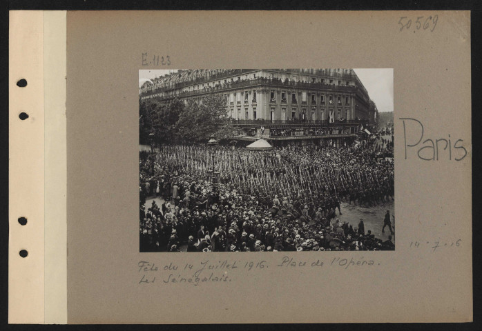 Paris. Fête du 14 juillet 1916. Place de l'Opéra. Les sénégalais