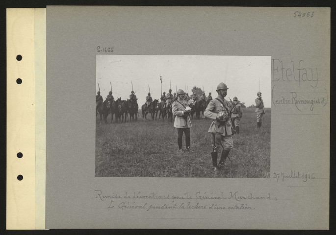 Etelfay (entre Remangies et). Remise de décorations par le général Marchand ; le général pendant la lecture d'une citation