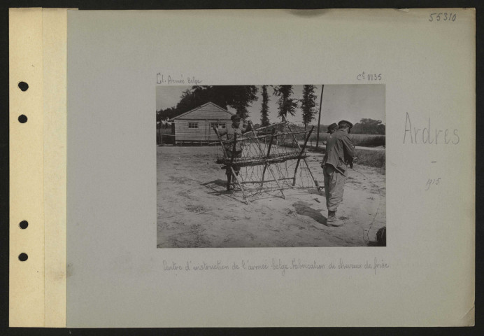 Ardres. Centre d'instruction de l'armée belge. Fabrication de chevaux de frise