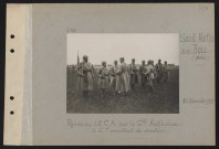 Saint-Martin-aux-Bois (près). Revue du 10e CA par le général Anthoine : le général remettant des décorations