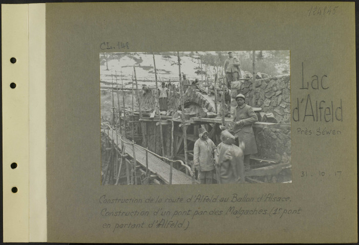 Lac d'Alfeld (Près Sewen). Construction de la route d'Alfeld au Ballon d'Alsace. Construction d'un pont par des Malgaches. (premier pont en partant d'Alfeld)