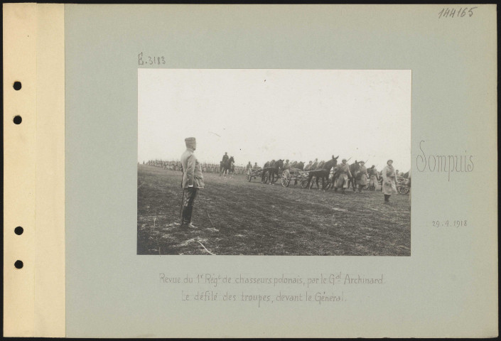 Sompuis. Revue du 1er Régiment de chasseurs polonais par le général Archinard. Le défilé des troupes devant le général