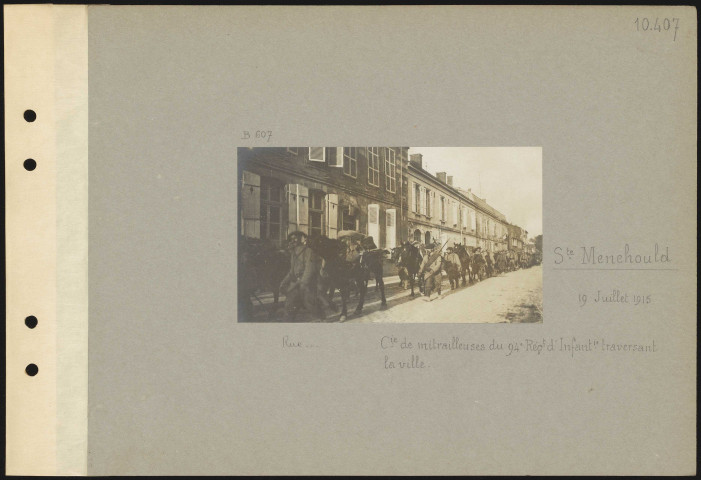 Sainte-Menehould. Rue ? Compagnie de mitrailleuses du 94e régiment d'infanterie traversant la ville