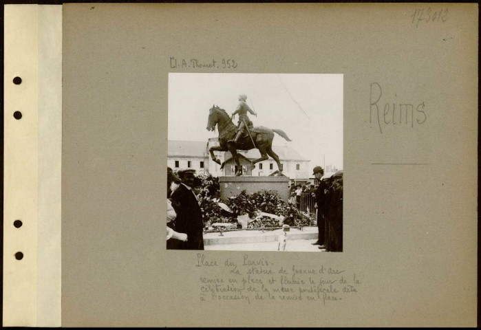 Reims. Place du Parvis. La statue de Jeanne d'Arc remise en place et fleurie le jour de la célébration de la messe pontificale dîte à l'occassion de la remise en place