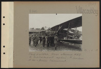 Villacoublay. Camp d'aviation. Avion allemand A.E.G. de bombardement capturé. M. Loucheur et des officiers l'examinent