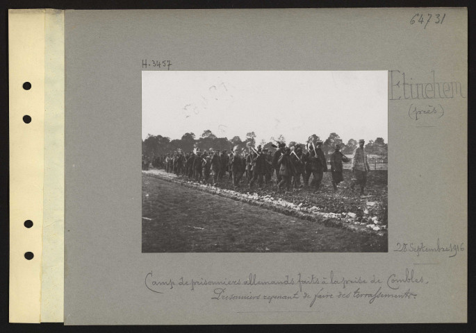 Étinehem (près). Camp de prisonniers allemands faits à la prise de Combles, prisonniers revenant de faire des terrassements