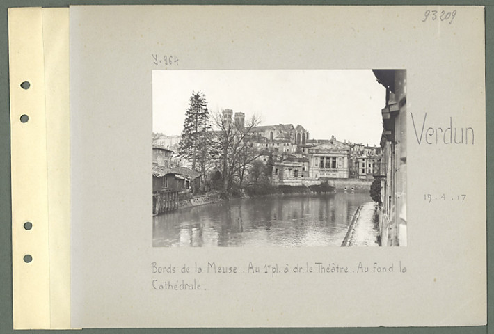 Verdun. Bords de la Meuse. Au premier plan à droite le théâtre. Au fond la cathédrale