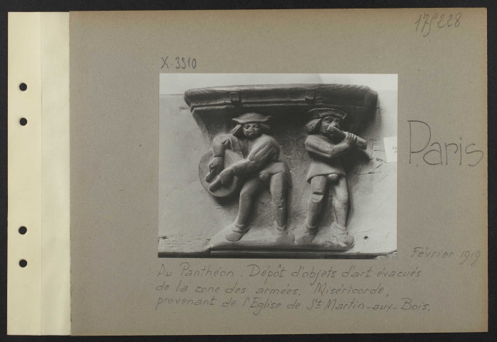 Paris. Au Panthéon. Dépôt d'objets d'art évacués de la zone des armées. Miséricorde, provenant de l'église de Saint-Martin-aux-Bois