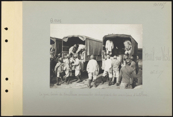 Breuil-sur-Vesle. La gare. Corvée de tirailleurs annamites déchargeant les munitions d'artillerie