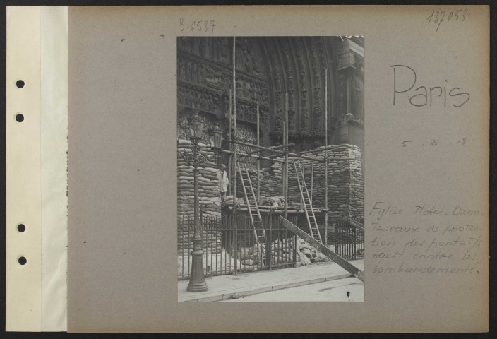 Paris. Eglise Notre-Dame. Travaux de protection des portails ouest contre les bombardements