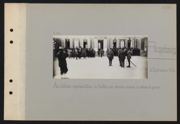 Ricquebourg. Au château : représentation du théâtre aux armées : remise de la croix de guerre