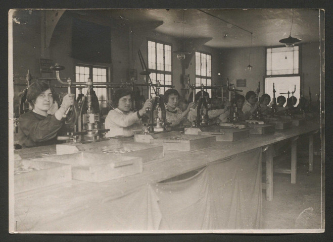 Fabrication de lunettes contre le gaz aux usines Pathé