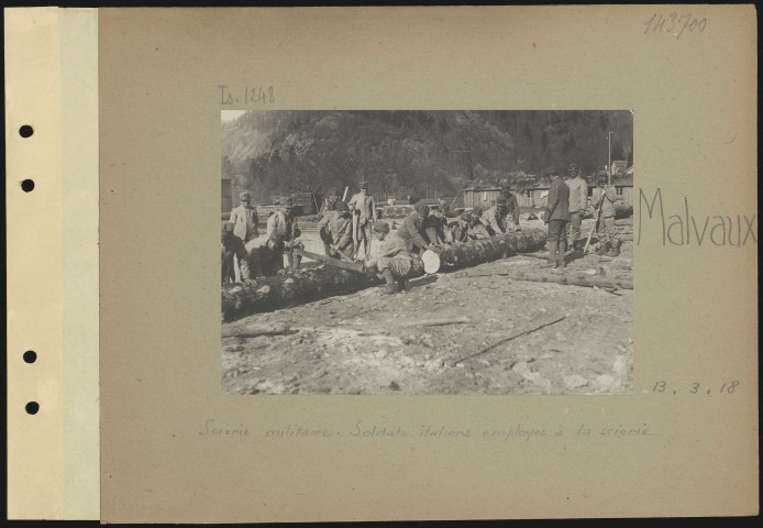 Malvaux. Scierie militaire. Soldats italiens employés à la scierie