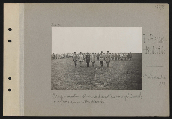 Le Plessis-Belleville. Camp d'aviation. Remise de décorations par le général Duval ; aviateurs qui vont être décorés
