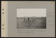 Le Plessis-Belleville. Camp d'aviation. Remise de décorations par le général Duval ; aviateurs qui vont être décorés