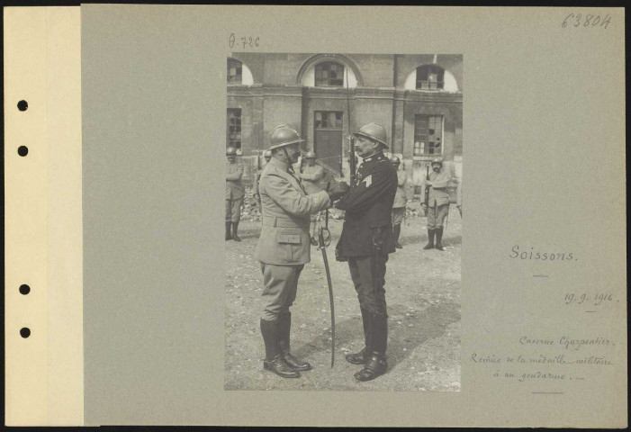 Soissons. Caserne Charpentier. Remise de la médaille militaire à un gendarme