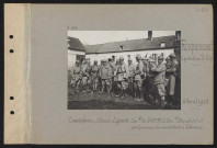 Rocquencourt (près et au sud-ouest de). Cour de ferme : colonel Lagarde, commandant le 350e RI, commandant Bauchelet et quelques uns des combattants de Grévesnes
