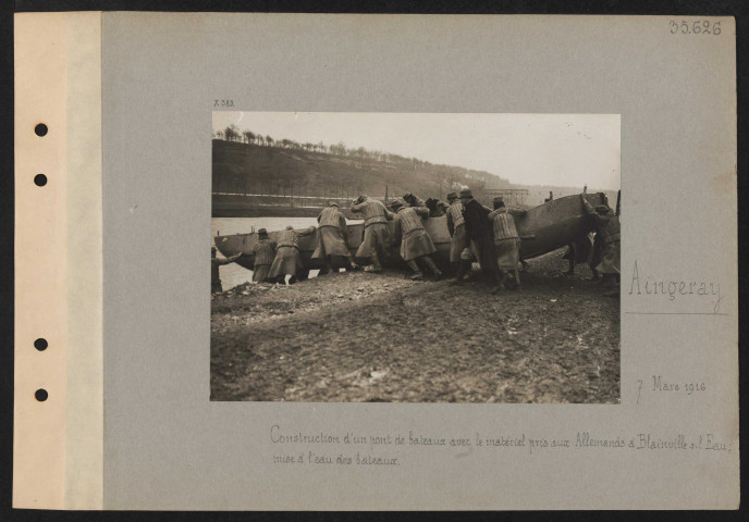 Aingeray. Construction d'un pont de bateaux avec le matériel pris aux Allemands à Blainville-sur-l'Eau ; mise à l'eau des bateaux