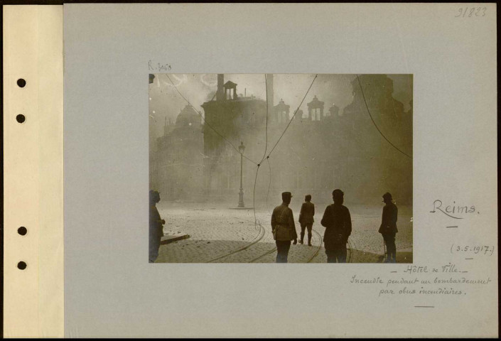 Reims. Hôtel de ville. Incendie pendant un bombardement par obus incendiaires