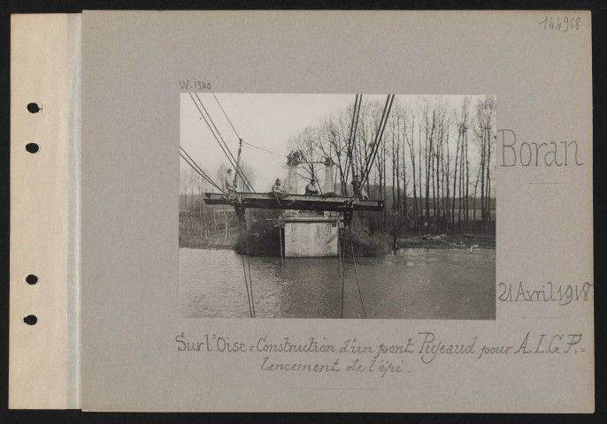 Boran. Sur l'Oise : construction d'un pont Pigeaud pour ALGP : lancement de l'épi