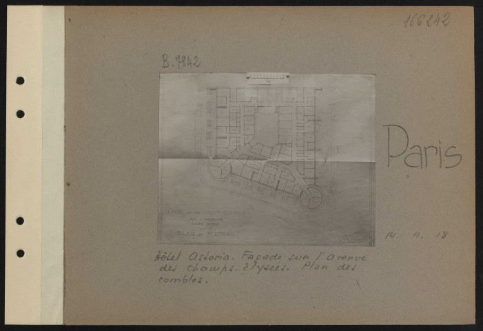Paris. Hôtel Astoria. Façade sur l'avenue des Champs-Élysées. Plan des combles