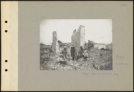 Auve. Soldats et enfants dans les ruines du village