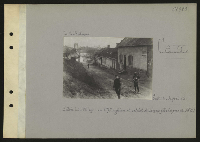 Caix. Entrée ouest du village : au premier plan : officier et soldat du service géodésique du 14e C.A.