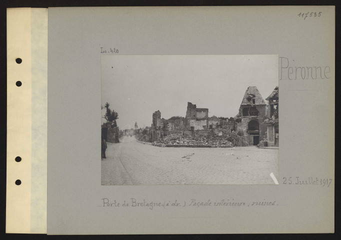 Péronne. Porte de Bretagne : (à droite) façade intérieure ; ruines