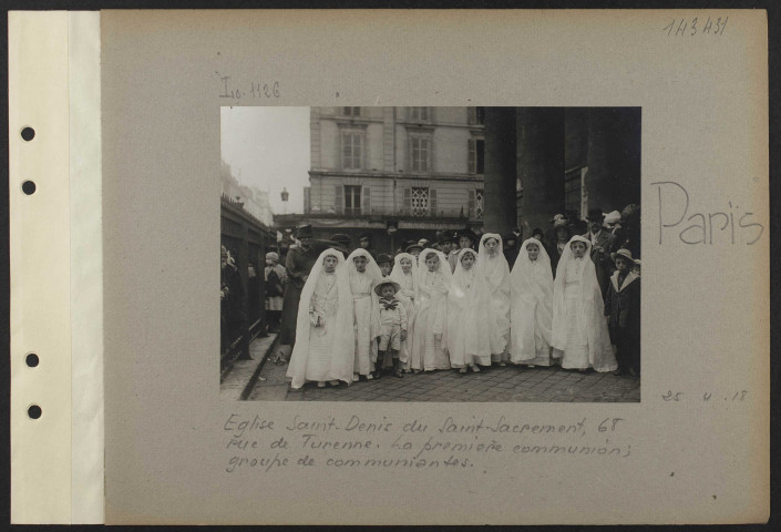 Paris. Eglise Saint-Denis du Saint-Sacrement, 68 rue de Turenne. La première communion ; groupe de communiantes