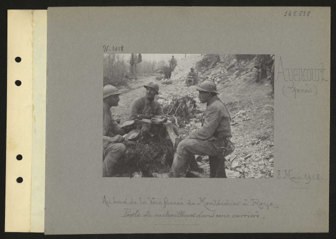 Ayencourt (près). Au bord de la voie ferrée de Montdidier à Roye ; poste de mitrailleurs dans une carrière