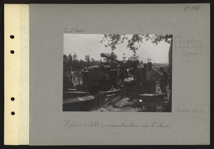 Curlu (près). Mortier de 280 ; manutention de l'obus