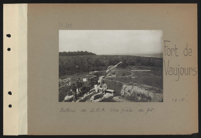 Fort de Vaujours. Batterie de DCA. Une pièce de 75