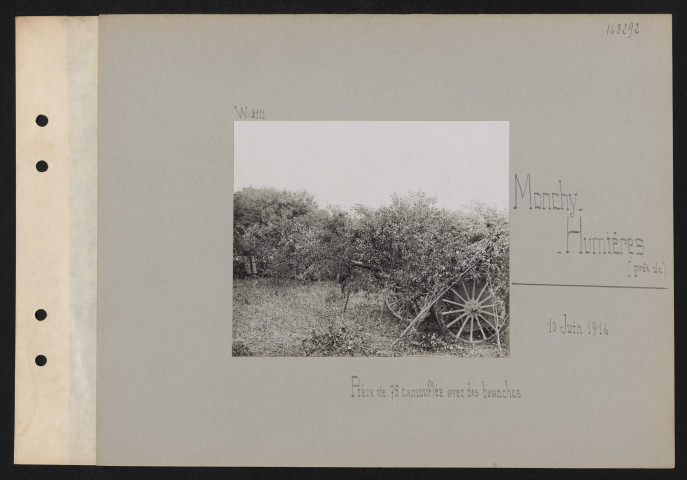 Monchy-Humières (près de). Pièce de 75 camouflée avec des branches