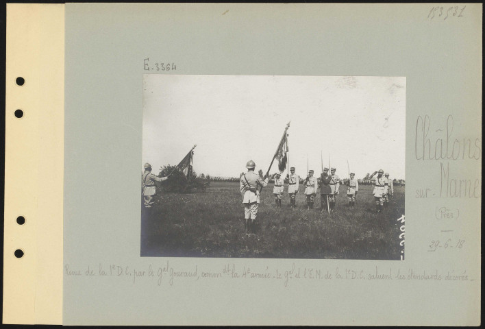 Châlons-sur-Marne (près). Revue de la 1ère division coloniale par le général Gouraud commandant la 4e armée. Le général et l'état-major de la ère division coloniale saluent les étendards décorés