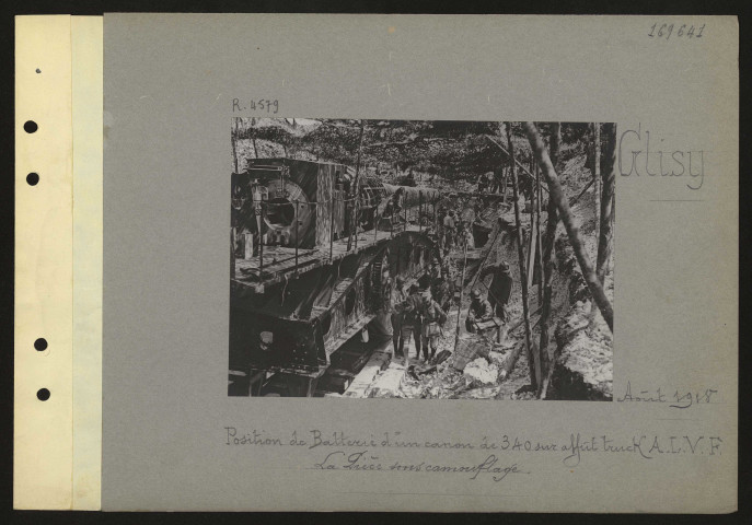 Glisy. Position de batterie d'un canon de 340 sur affût-truck artillerie lourde sur voie ferrée. La pièce sous camouflage