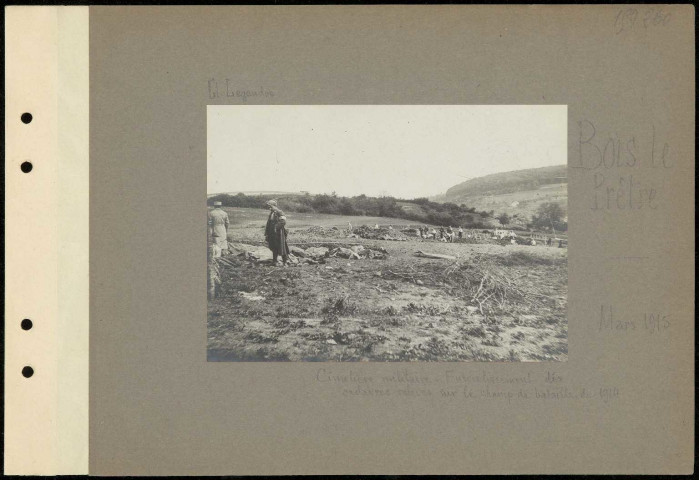 Bois le Prêtre. Cimetière militaire. Ensevelissement des cadavres relevés sur le champ de bataille de 1914