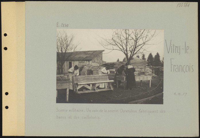 Vitry-le-François. Scierie militaire. Un coin de la scierie. Ouvrières fabriquant des bancs et des caillebotis