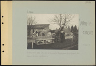 Vitry-le-François. Scierie militaire. Un coin de la scierie. Ouvrières fabriquant des bancs et des caillebotis