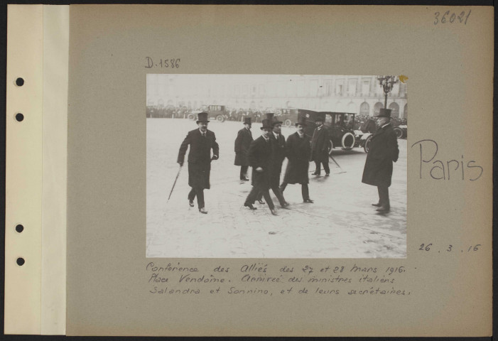 Paris. Conférence des alliés des 27 et 28 mars 1916. Place Vendôme. Arrivée des ministres italiens Salandra et Sonnino, et de leurs secrétaires