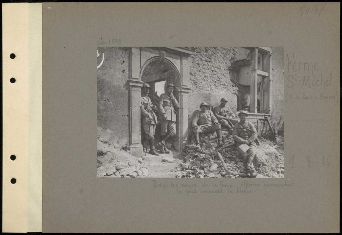 Ferme Saint-Michel (nord de Pont-à-Mousson). Dans les ruines de la ferme. Officiers commandant le poste occupant la ferme