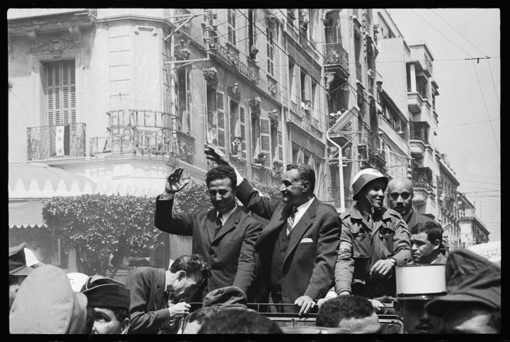 Défilé de Nasser dans les rues d'Alger avec Ben Bella et Boumediène (suite): 2