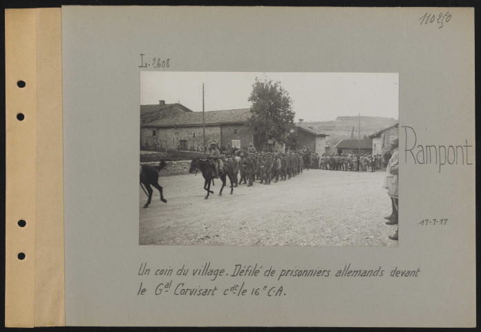 Rampont. Un coin du village. Défilé de prisonniers allemands devant le général Corvisart commandant le 16e CA