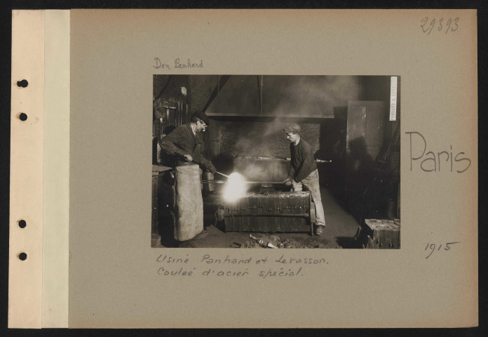 Paris. Usine Panhard et Levassor. Coulée d'acier spécial
