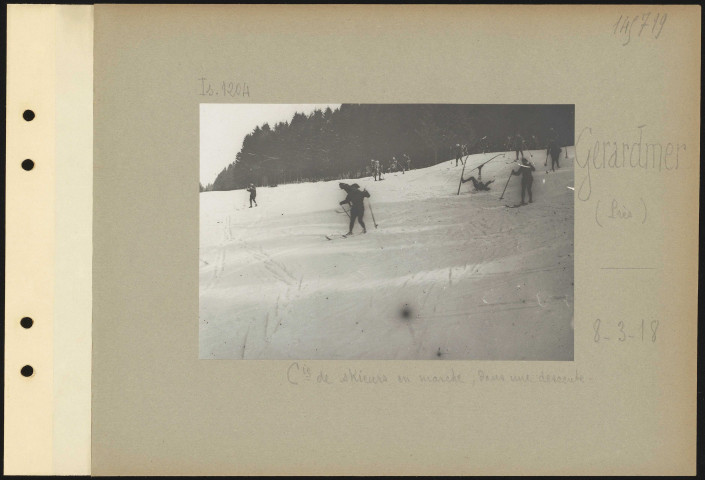 Gérardmer (près). Compagnie de skieurs en marche, dans une descente