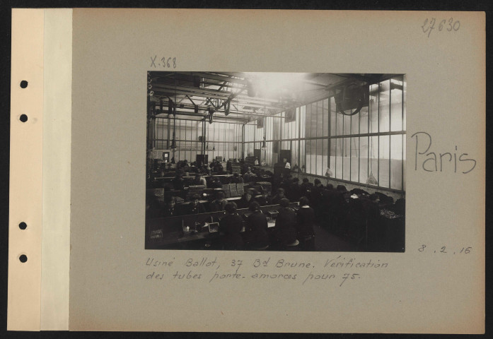 Paris. Usine Ballot, 37 boulevard Brune. Vérification des tubes porte-amorces pour 75